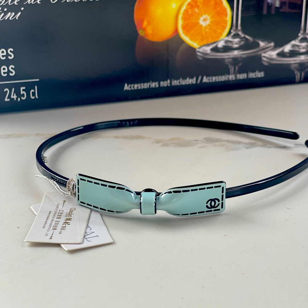 Cellulose acetate hair band designed in Paris